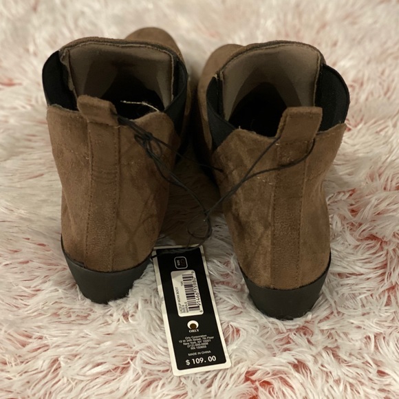 Beautiful pair of women suede boots. Size 9M - Picture 3 of 4